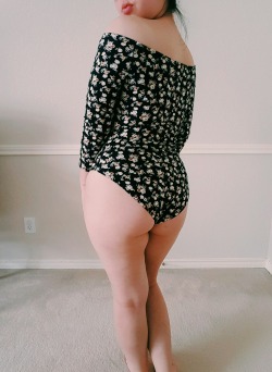 samanthas-corner:  sweetmidnightmoans:Florals and bodysuits and