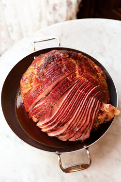 foodffs:  Spiced Honey-Glazed Spiral Ham  Really nice recipes.