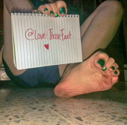 lovethosefeet:  TWO great fan signs this time by the lovely Jade