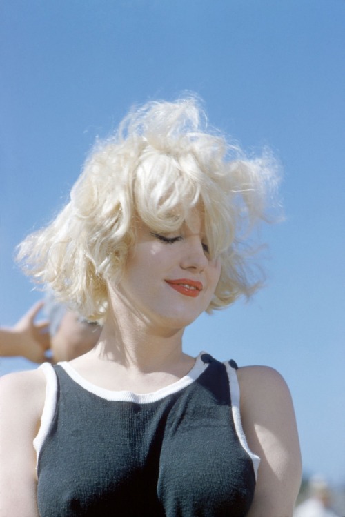 thecinamonroe:  Marilyn Monroe on the set of “Some Like it