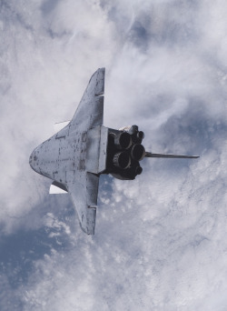 ladflow:   August 10, 2007 – The Space Shuttle Endeavour performs