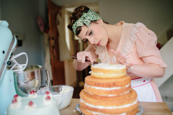 thecakebar:  Victoria Sponge Cake Tutorial (Naked Cake) Naked