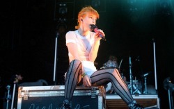 paramoredaily: x.