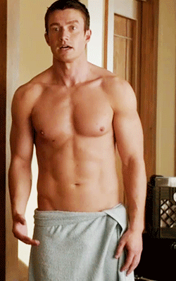 famousmeat:  Robert Buckley caught shirtless in a towel on CW’s