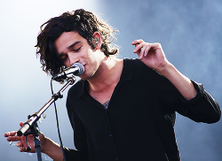 floralxdiamonds:   Matty Healy on Stage 