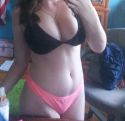 curvygoddess15:  A year difference and lovin my cute plump bod 