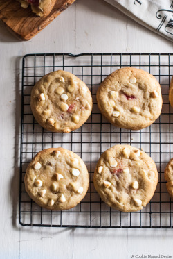 sweetoothgirl:    Strawberry Cheesecake Stuffed Cookies   