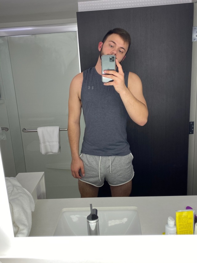 wolfysuxx:Why is this the default pose for gay mirror selfies?
