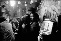 themaninthegreenshirt:Blues bar in Chicago’s South Side [1962]