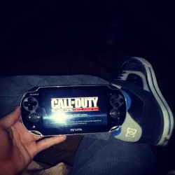 keevinmotion:  Calando el #PSVITA #CallOfDuty #BlackOps Poca