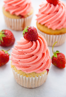 verticalfood:  Fresh Strawberry Cupcakes