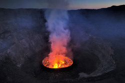sixpenceee:  The permanent lava lake of the Nyiragongo Crater