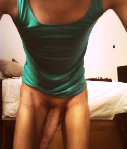 hungdudes:  That’s some hung (tilting to monter cock big) skinny