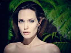 lesbeehive:  Les Beehive – Elle Fanning and Angelina Jolie