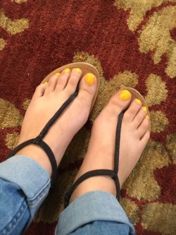 sexy-bare-feet:  Yellow Friends http://ift.tt/2p1zfjf
