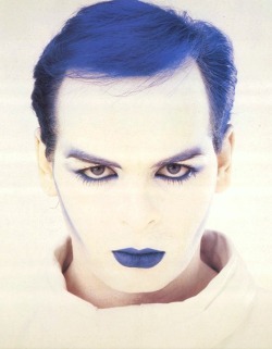 larvalhex:  lipstick-glam-and-glitter:  Gary Numan - from the