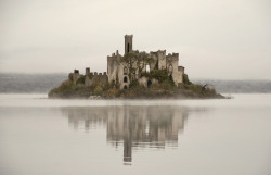phantomsofa:  Castle Island, Roscommon, Ireland  why yes i would