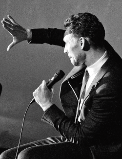tomhazeldine:  Tom Hiddleston using his hand to block out one