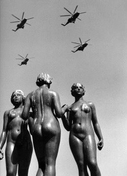 joeinct: Les Hélicoptères, Photo by Robert Doisneau, 1972 https://painted-face.com/