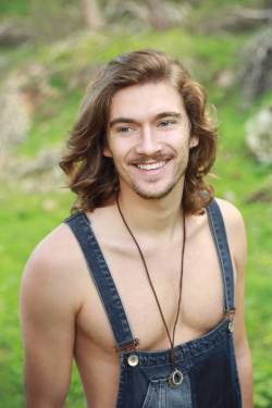 yardsandtail:  Long haired boys always make me stop and look… 