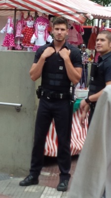 bromancing-the-stone:  Yes, hi I’m under arrest.  throw away