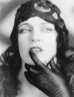 wehadfacesthen:Exotic silent film star Olga Baclanova, 1927,