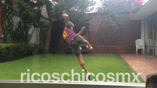 kakoyquepasa:  ricoschicosmx:  Gustavo M 20 años heterosexual CDMX  Lo hago gay
