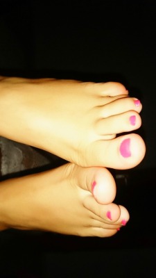 toetallytoes:  footfetishlifestyle1: pink toes 😍😋  Yum