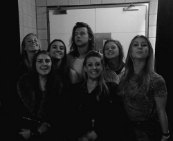 mediocrechick:  hellchargers:  niallhorantheirish:  Harry backstage