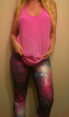 sarahxoxoblog:  Who thinks my ass is outta this world? 😄😜