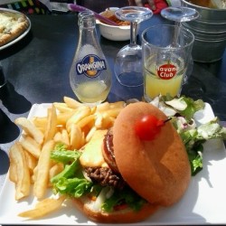 zefanyakano:  #burger #maison #patat #frites #salade #Vienne