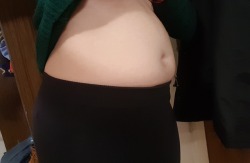 naturalperfectconfused:Look at my belly button it’s getting