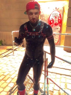 rubberlycra:  Sam Barclay looking hot in rubber! 