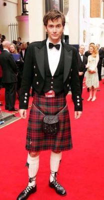 alaska-riversong:David Tennant in a kilt (as in that Scottish