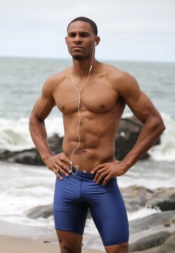 crownroyal89:  CJ Wright’s fine ass…smh why is he str8??