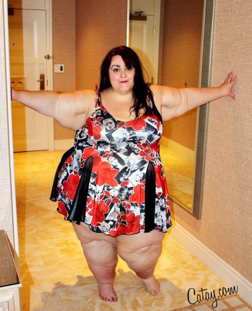 mcflyver:  catay:  (via “No, really, I can walk a straight line. Just give me a momentâ€¦and a wall,” explains the fat chick.Â : Photo of the WeekÂ : Catâ€™s House of FunÂ : Catay.com)   Arms and thighs to die for  Beautiful