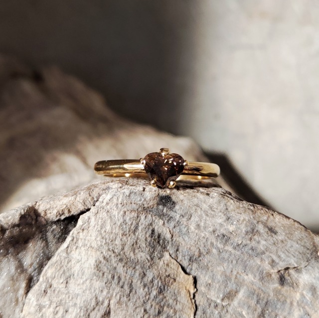 goldener ring mit diamant in herzform