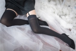 hiv4444:    吊带 · 丝袜 · 天使 夜火写真yhtupian.com