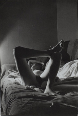 void-dance:  Photo by Man Ray: Nude woman (Meret Oppenheim)