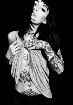 thedropdeadgirls:  Hannah Snowdon by  WALNUTWAX 