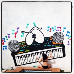 &ldquo;Can&rsquo;t you play ANYTHING else besides Silent Night?!&rdquo; #onlysongiknowonpiano #andthatsongplayedwithyourknuckles #backyardfullofmurals