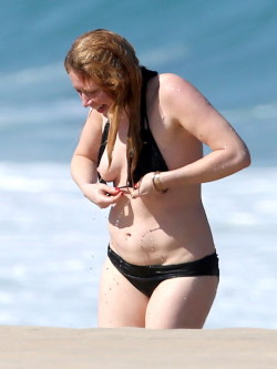 toplessbeachcelebs:  Natasha Lyonne (Actress) nipple slip in