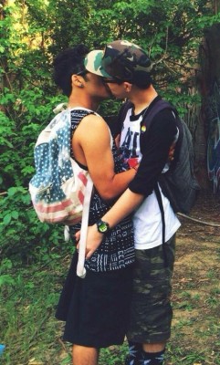 kissbisexual:  cute kissing <3