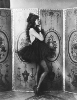 wehadfacesthen:  A 1928 photo of silent film star Dolores Costello