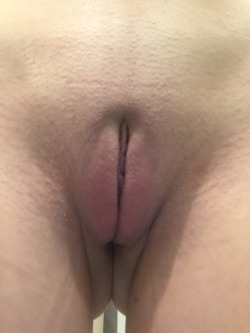 watchusplayplease:  Perfectly smooth as a good 3 holed fuck toy