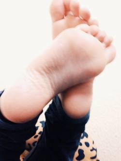 girlskneesocks:Feets *u*  thanks for your submit