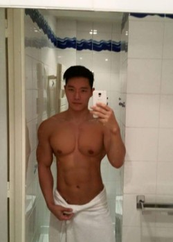 evianguy:  Hawt Asian Stud! 