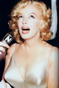 missmonroes:   Marilyn Monroe at the premiere of The Prince and
