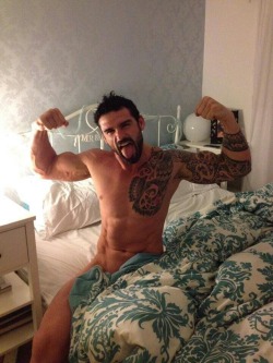 Stuart Reardon, that comforter has got to GO!