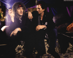 shoutwiththedevil:  Izzy Stradlin and Keith Richards backstage